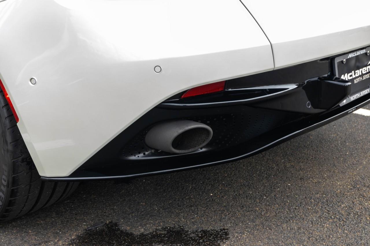 Used 2018 Aston Martin DB11 V8 Coupe for sale $157,000 at McLaren North Jersey in Ramsey NJ 07446 10